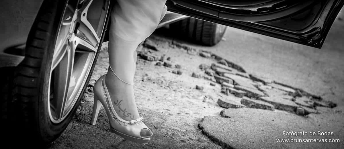 Novia saliendo del coche .