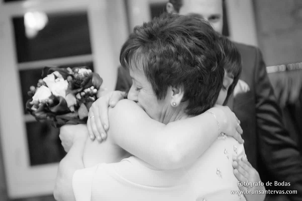 A mamá le encanta recibir el ramo de la novia
