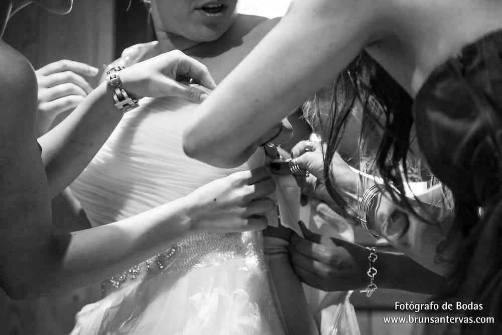Abrochando vestido de novia.