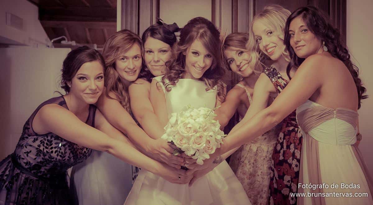 Amigas en la habitación de la novia.