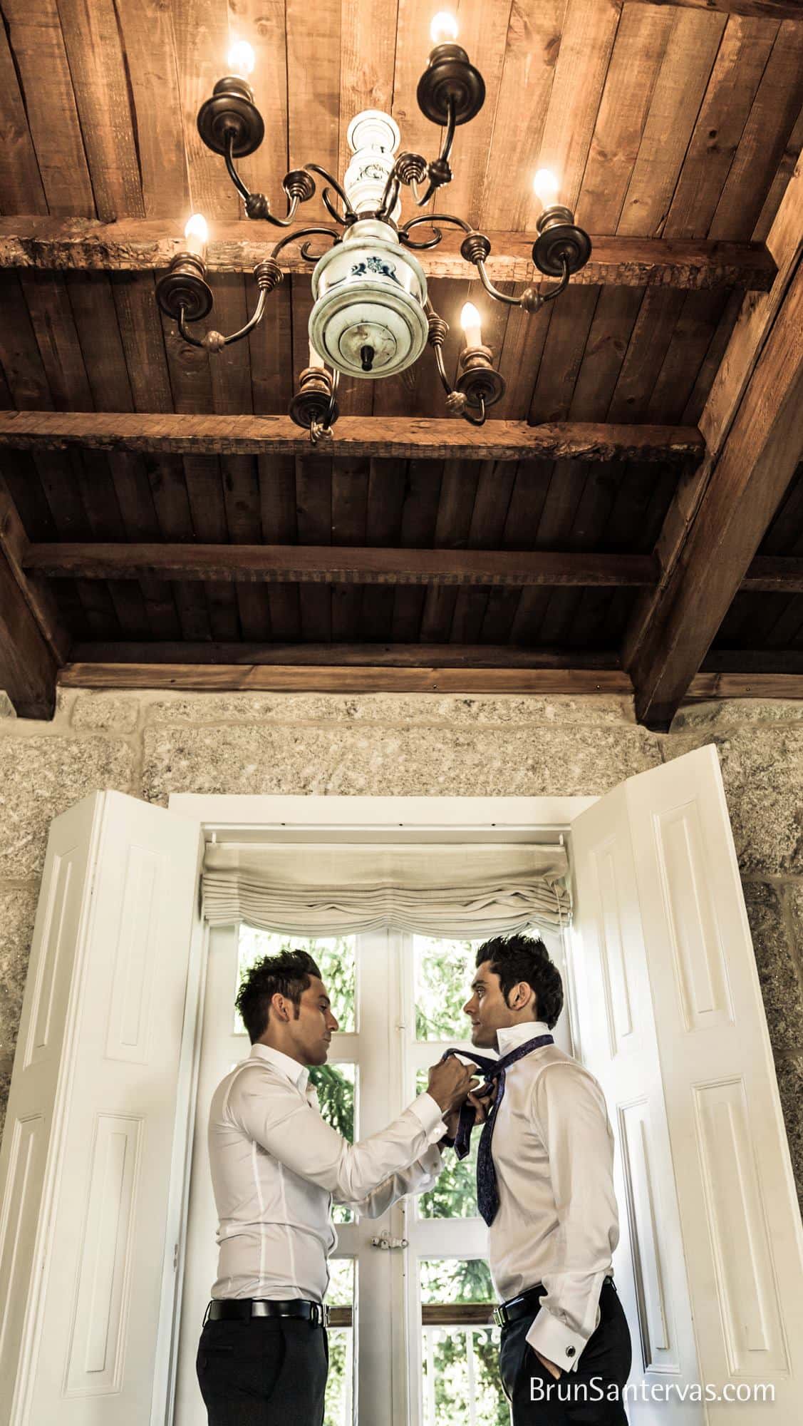 Amigo ayudando a novio a vestirse.