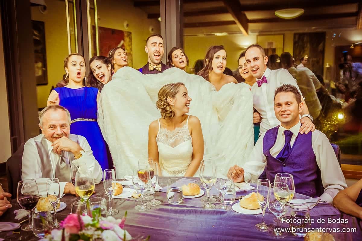 Amigos de los novios en el restaurante