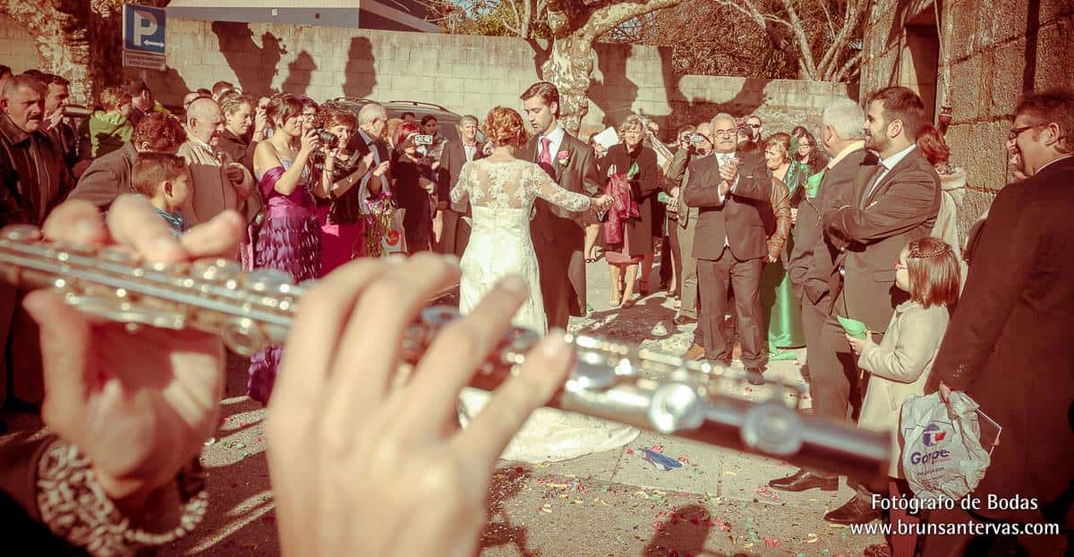 Amigos de los novios tocando música en la boda .