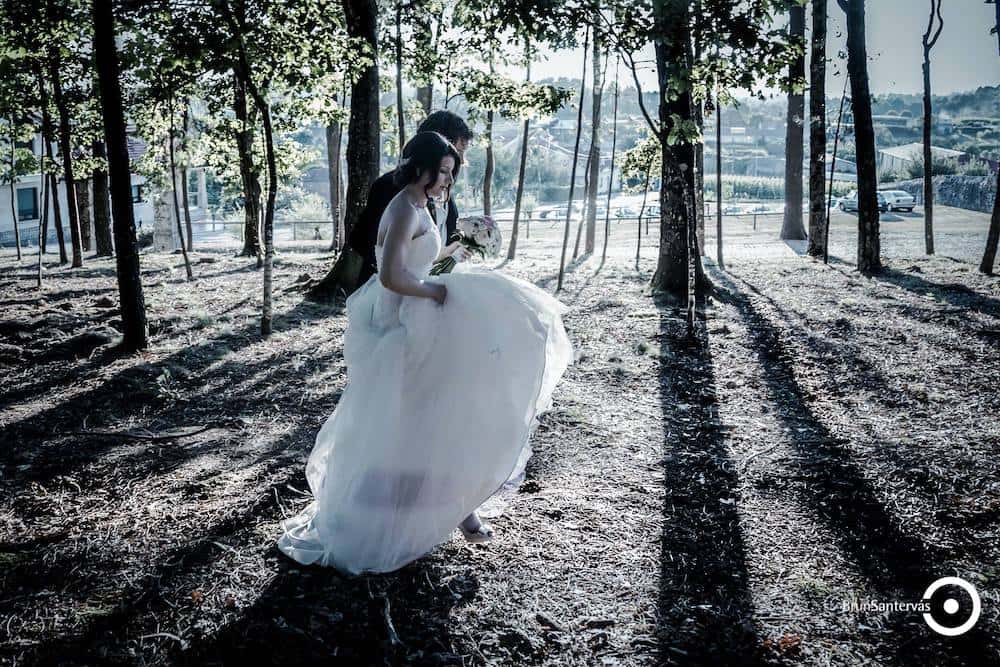 Aprovechando las sombras para una foto de boda.