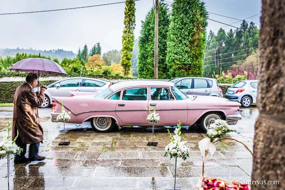 Aunque llueva la novia tiene que salir del coche.