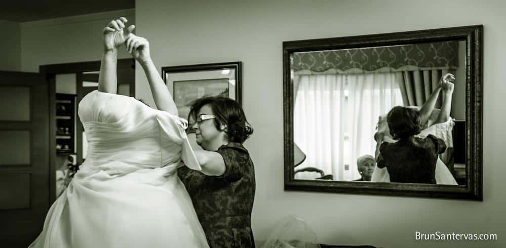 Ayudando a la novia a vestirse.