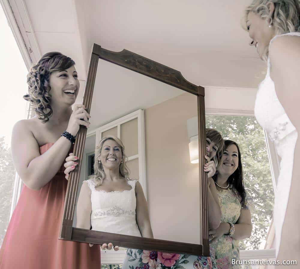 Ayudando a la novia en la habitación del Castillo de Soutomaior