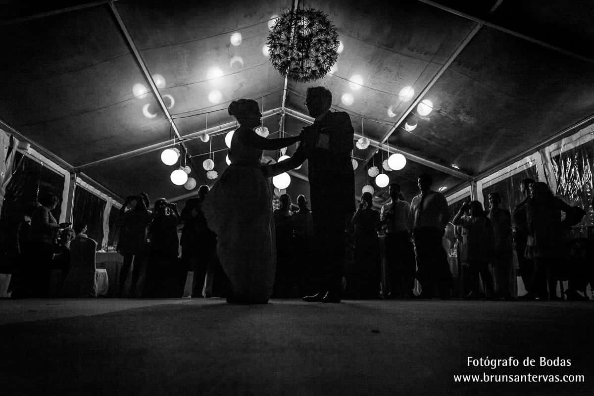 Baile de novios a contraluz.