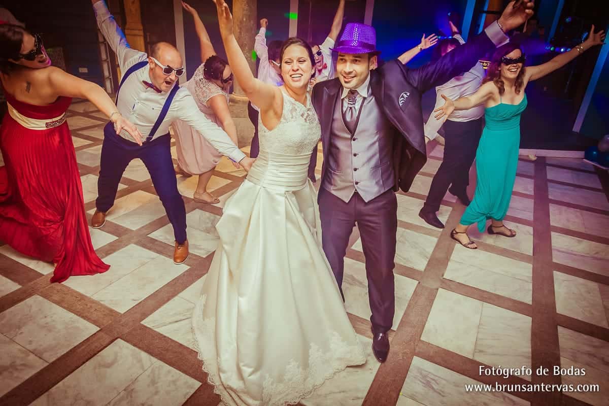 Baile de novios con amigos