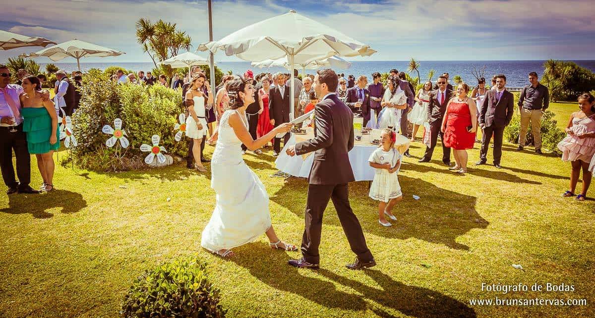 Baile sorpresa de los novios en el aperitivo.