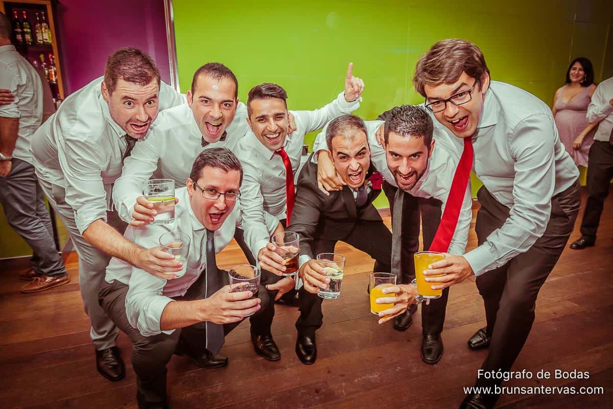 Brindis de los amigos y el novio.