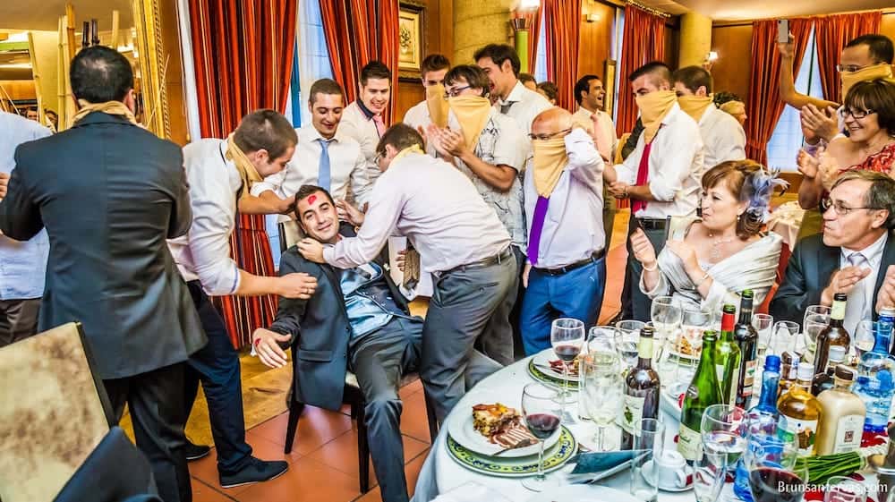 Bromas al novio en el banquete de la boda.