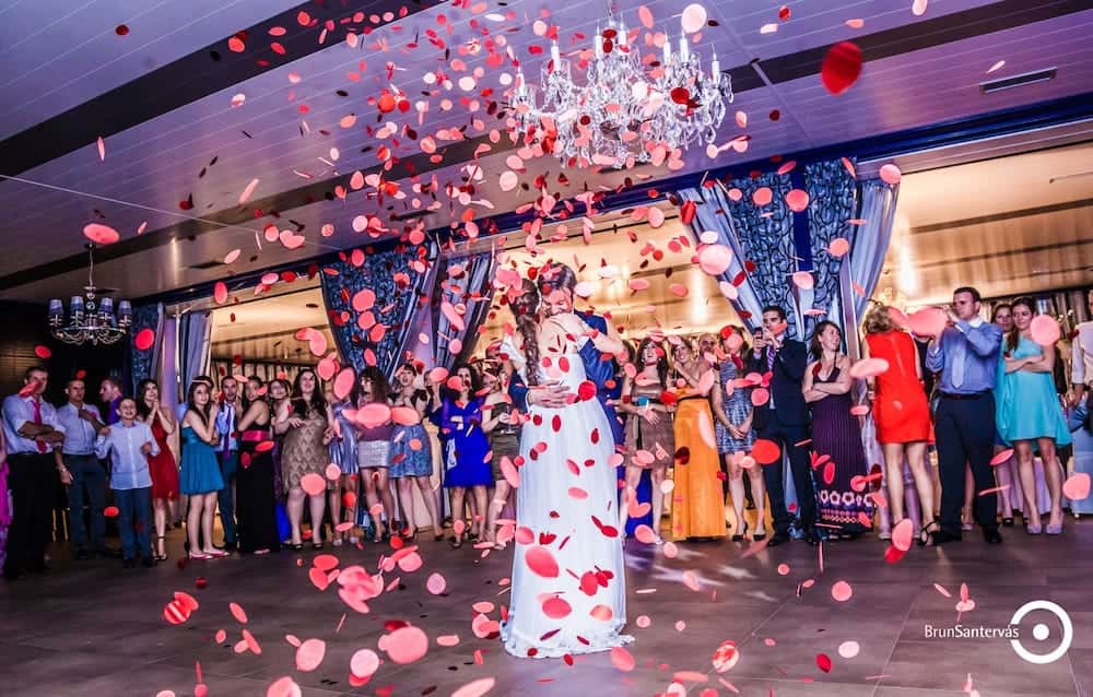 Confeti en el baile de los novios.