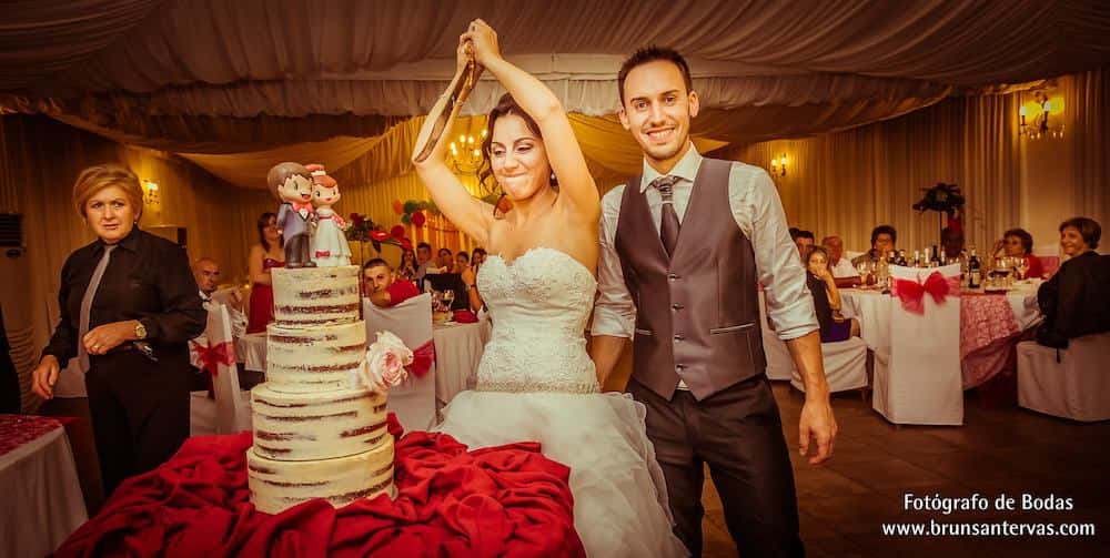 Corte de tarta novios.