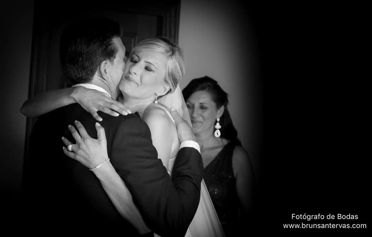 Cuando el padre y la hija se ven por primera vez el día de la Boda.