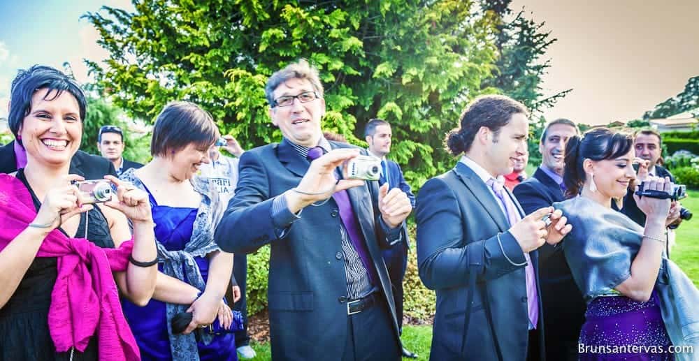 De verdad que los invitados de la boda nos alegran el día.