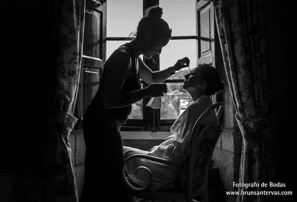 Durante el maquillaje y peluquería de la novia.