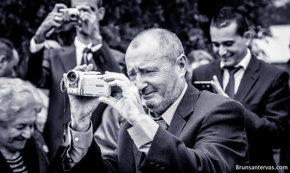 El Papá de la Novia no sabía si grabar llorar. 