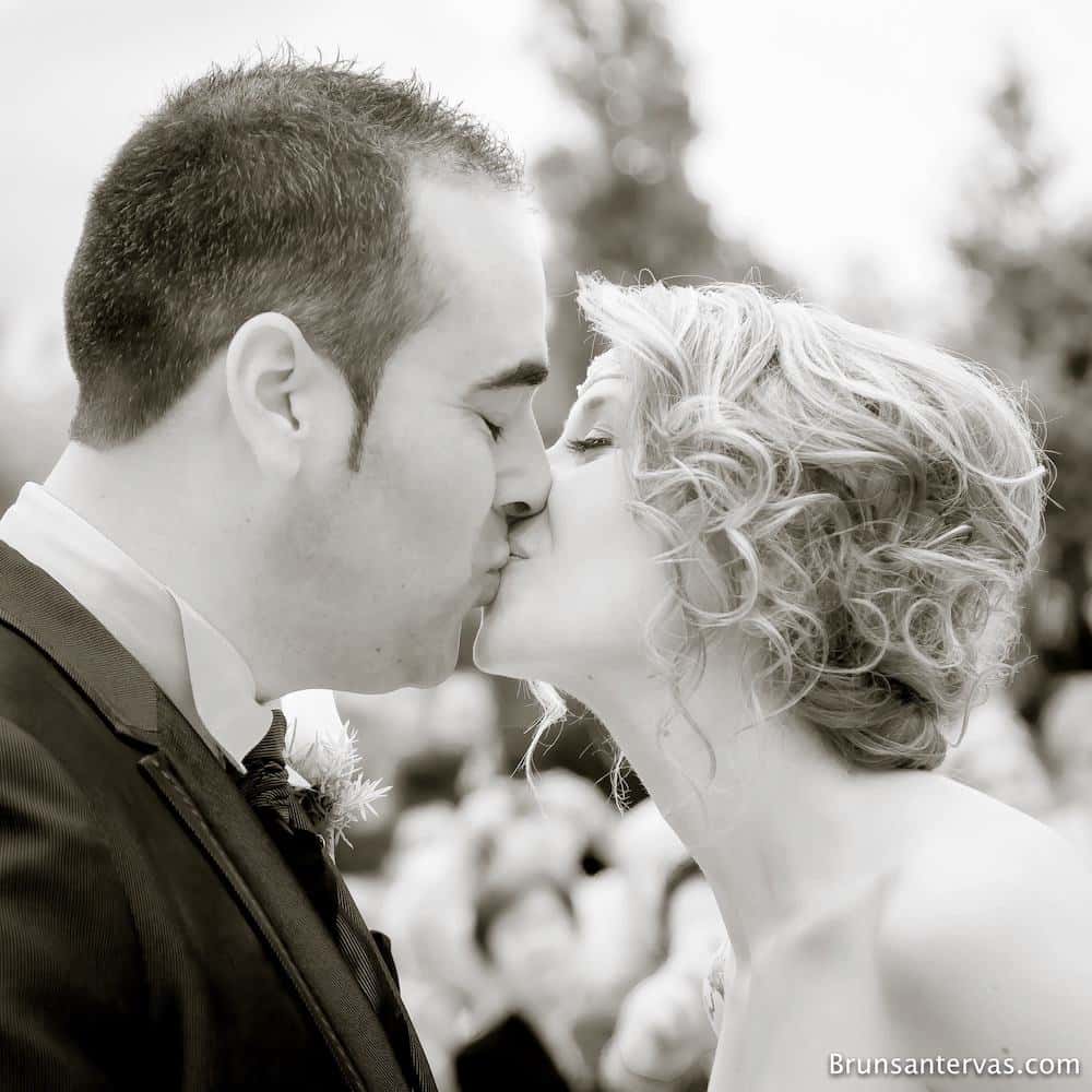 El beso de los novios