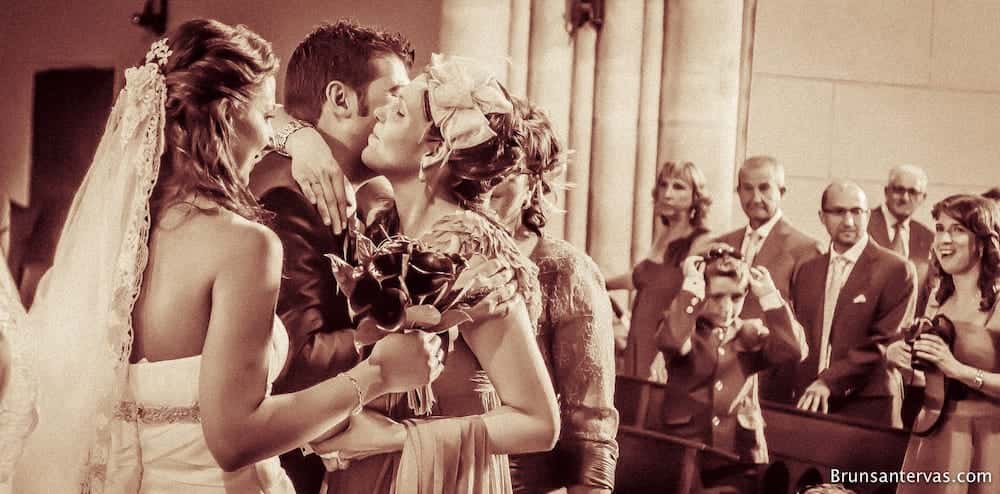 Emotivas felicitaciones a los novios finalizada la ceremonia