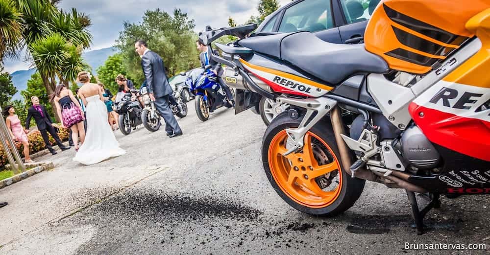 En esta boda se cargaron la rueda de la pobre moto!