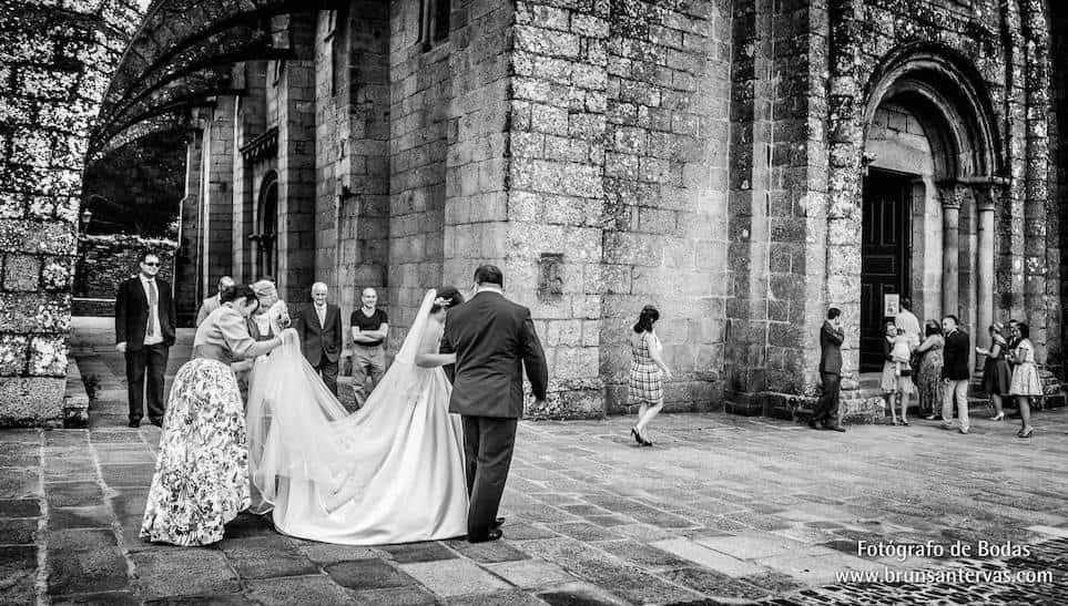 En todas las bodas hay quien prefiere esperar fuera de la iglesia a la novia.