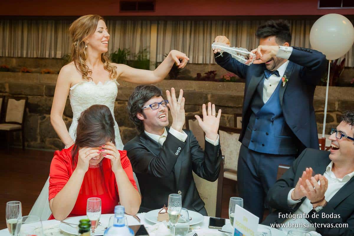 Entrega de la liga de la novia.