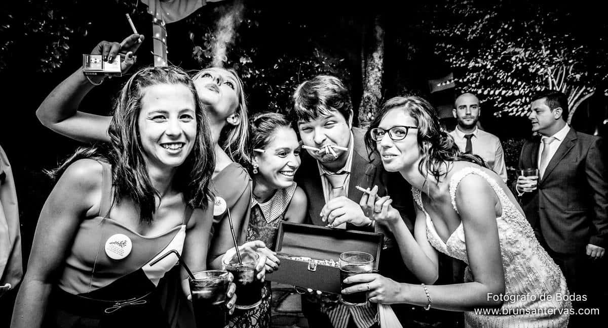 Esto es vicio por el tabaco en la boda  y el resto tonterías!!!