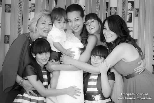 Foto de  familia de los novios