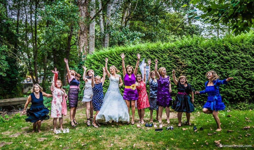 Foto divertida de la novia con invitadas.