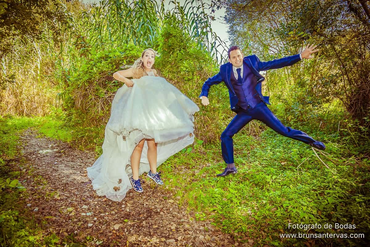 Foto divertida de los novios saltando