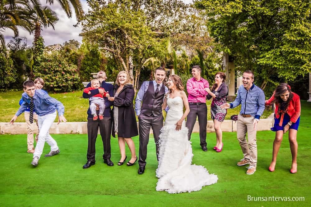 Foto espontanea de los novios con invitados