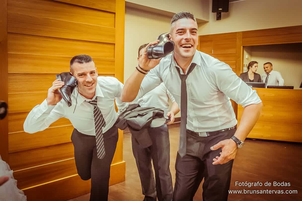 Foto graciosa de los invitados de la boda.