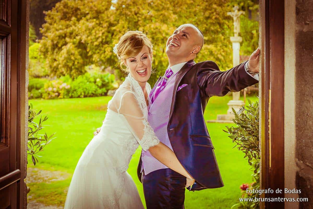 Foto novios divertida.