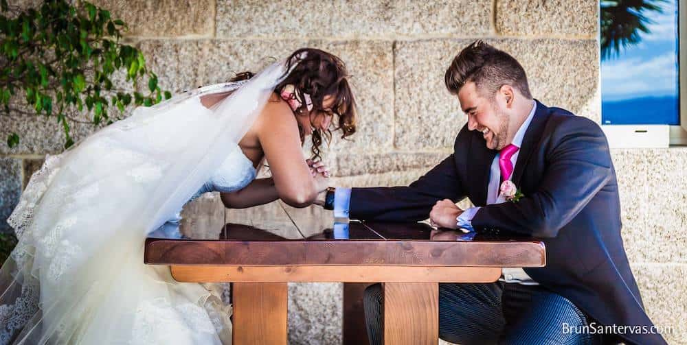 Foto novios echando un pulso.
