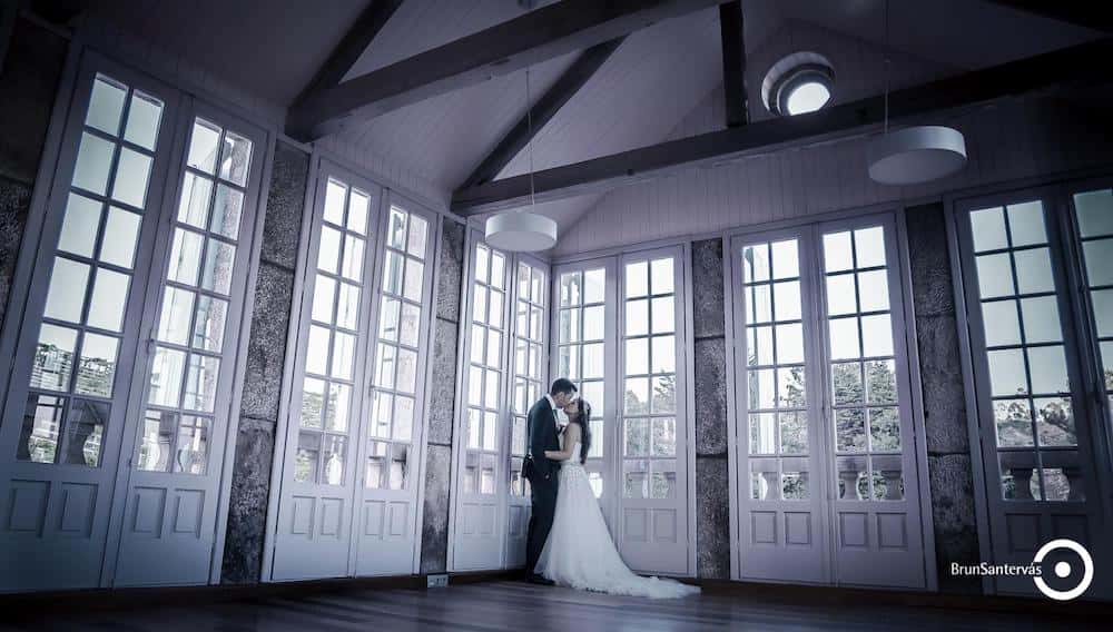 Foto novios en Pazo Baion.