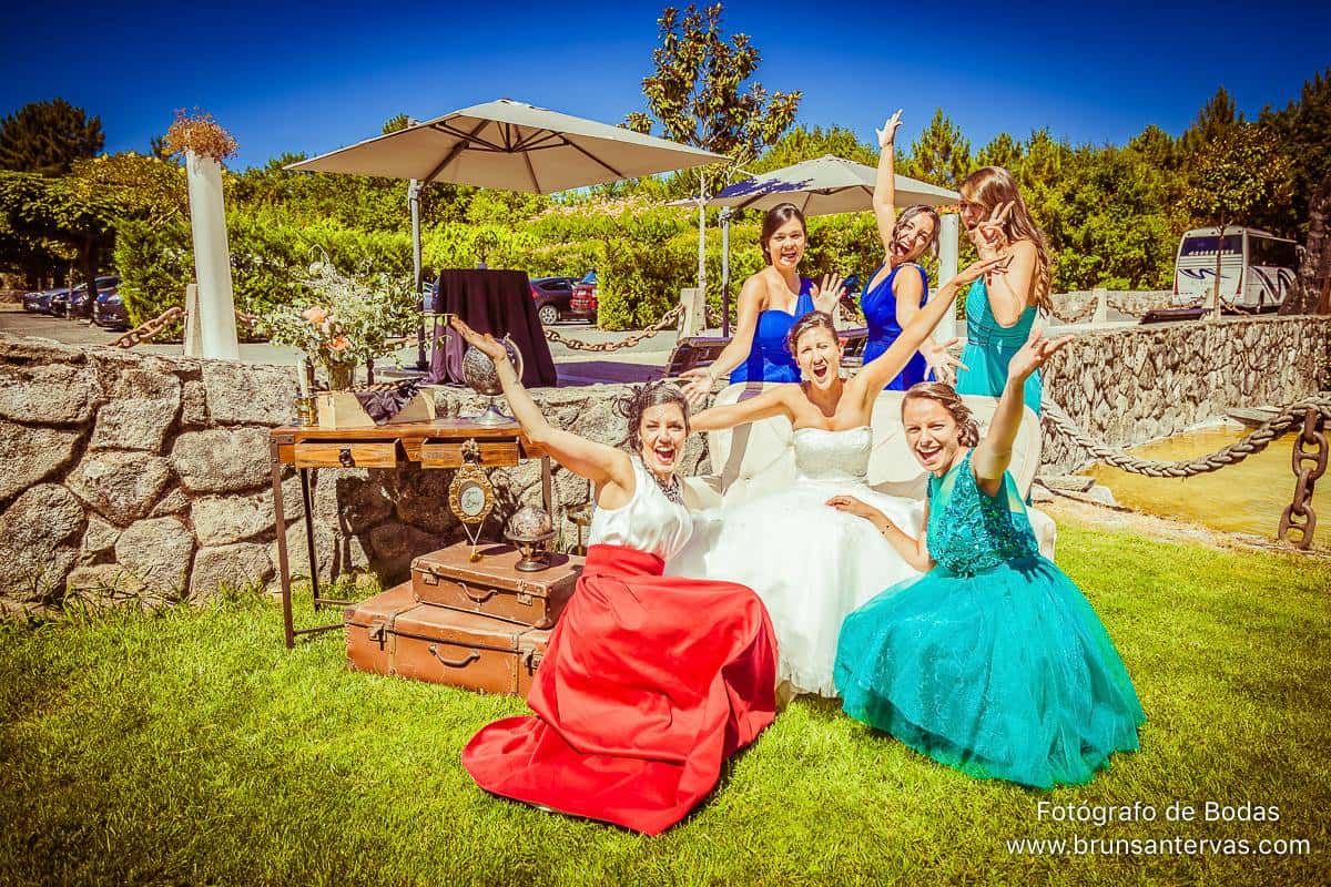 Foto posado novia e invitadas.