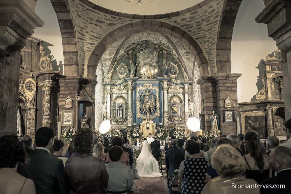 Imagen de la ceremonia desde atrás de la iglesia.