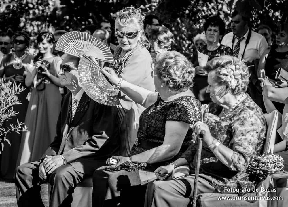 Invitadas tapando el sol en la boda.