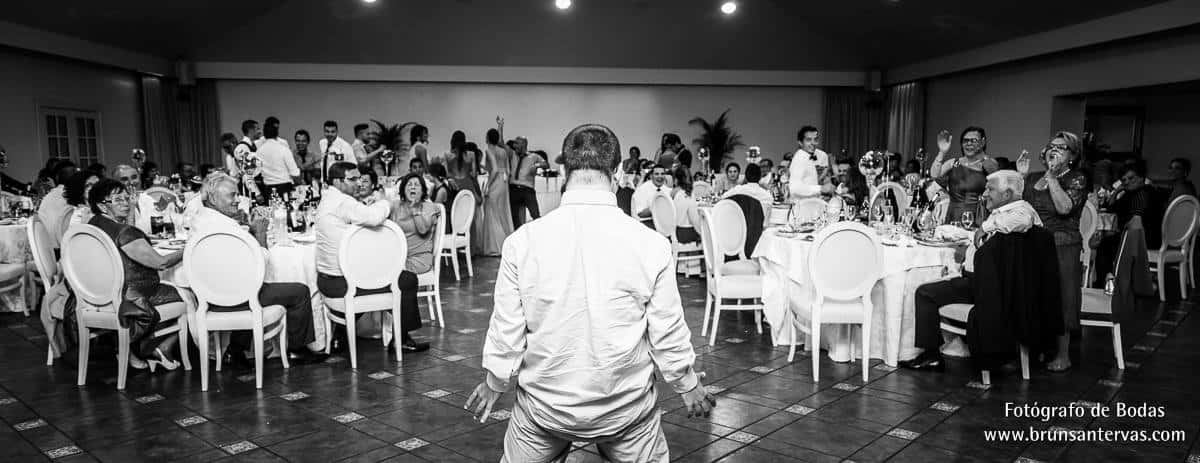 Invitado cantando durante el banquete.