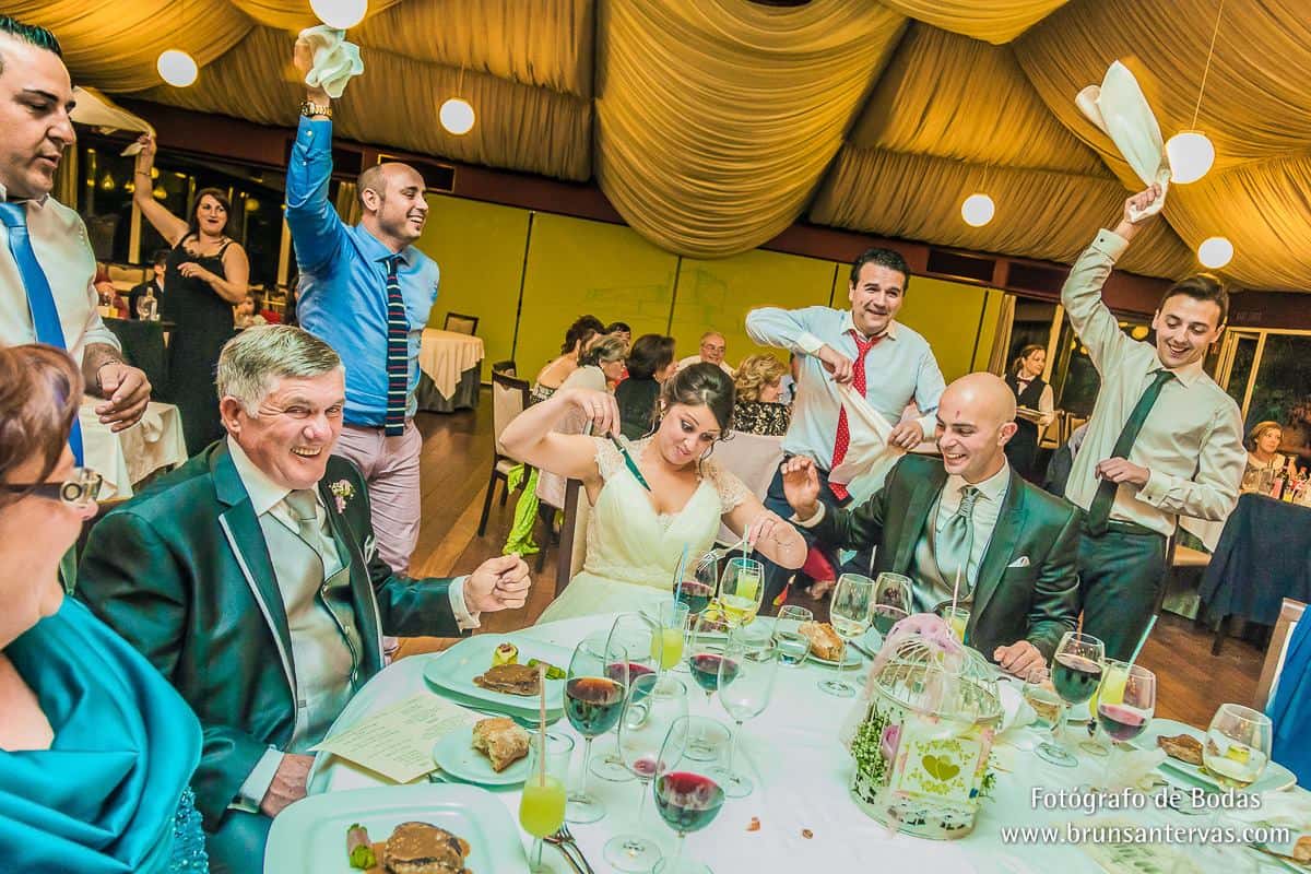Invitados animando a los novios.