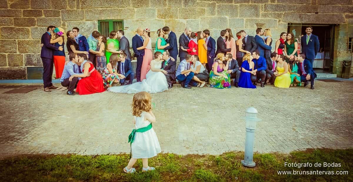 Invitados boda beso grupo brunsantervas