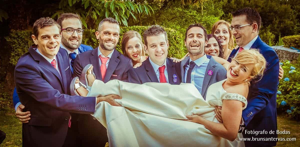 Invitados cogiendo a la novia en brazos.