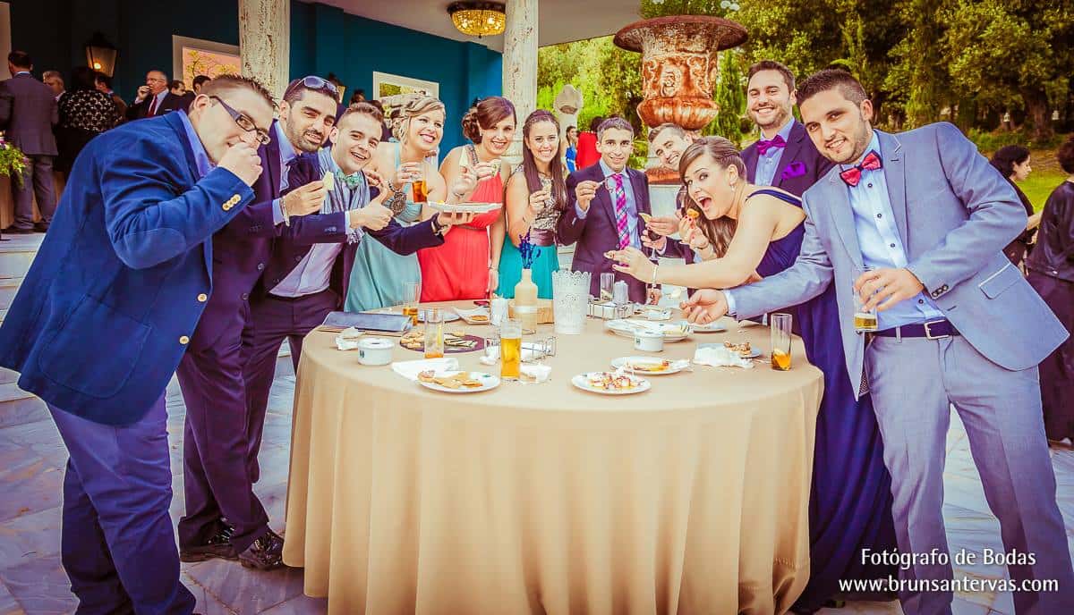 Invitados durante el aperitivo.