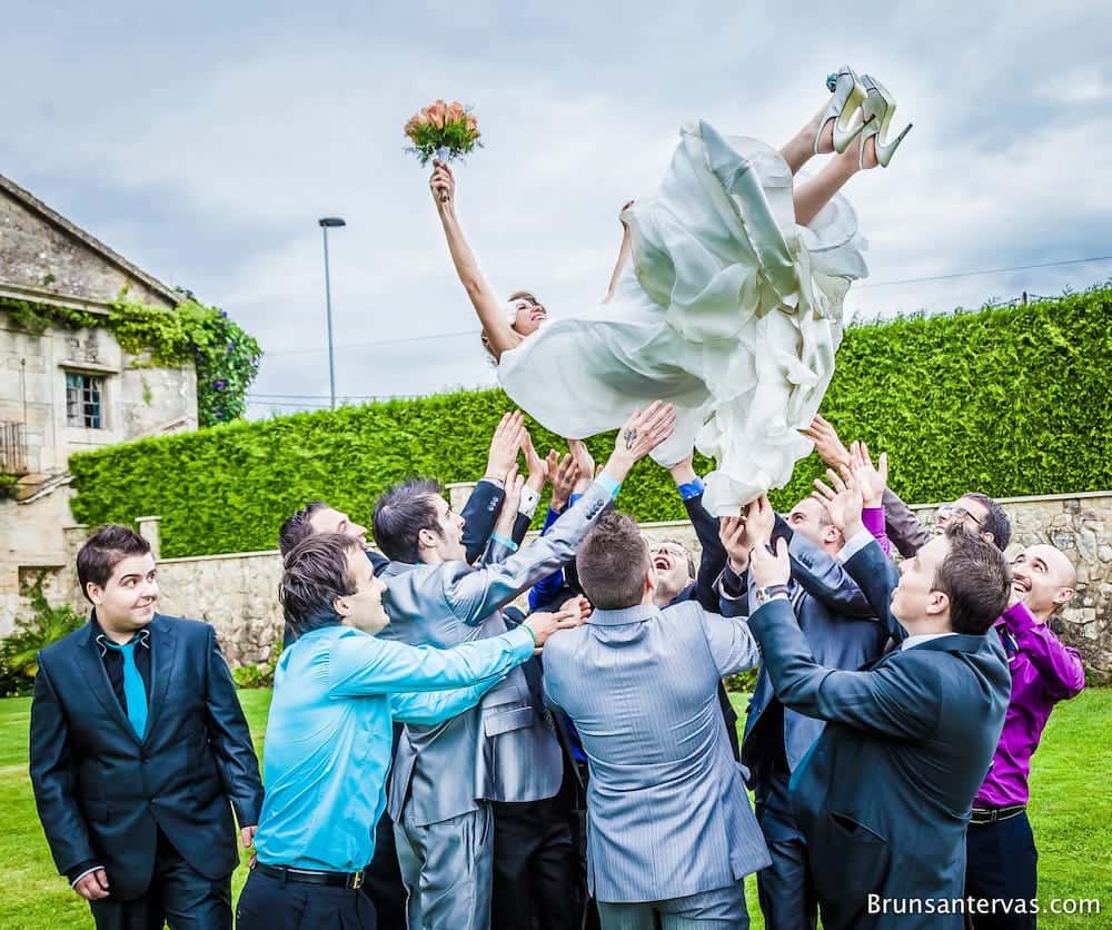 Invitados manteando a la novia
