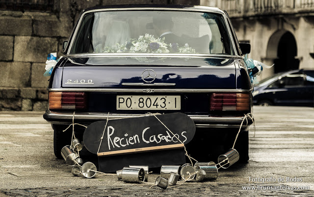 Latas en el coche de los novios