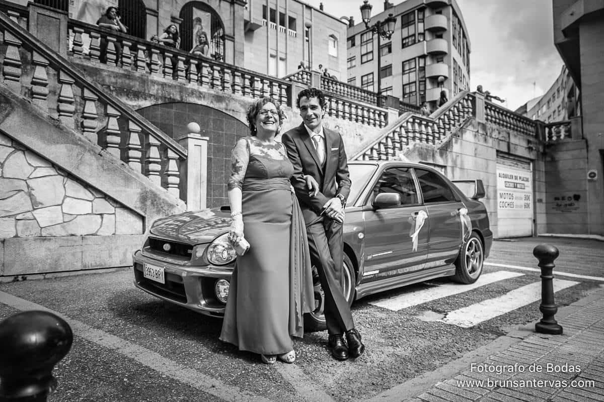 La madrina y el novio a la espera de entrar en la iglesia.