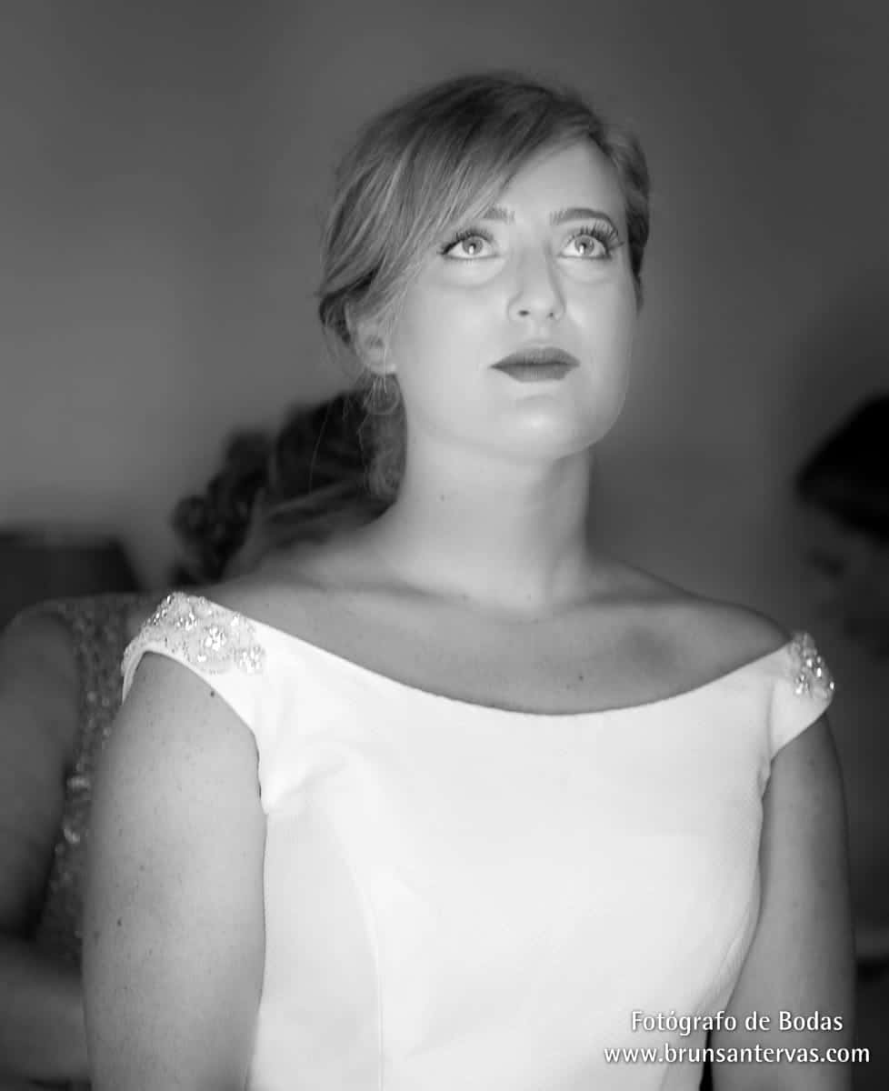 La novia preciosa mientras se viste