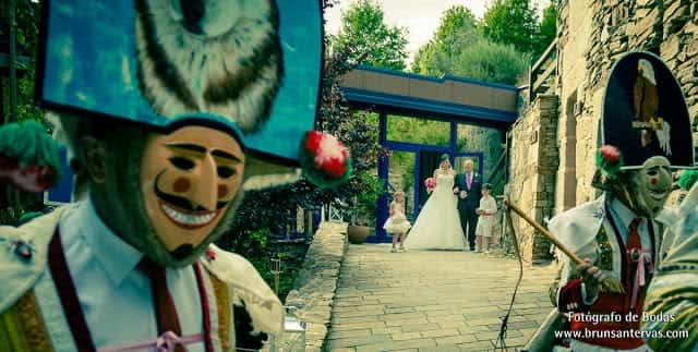 La novia va hacia el altar