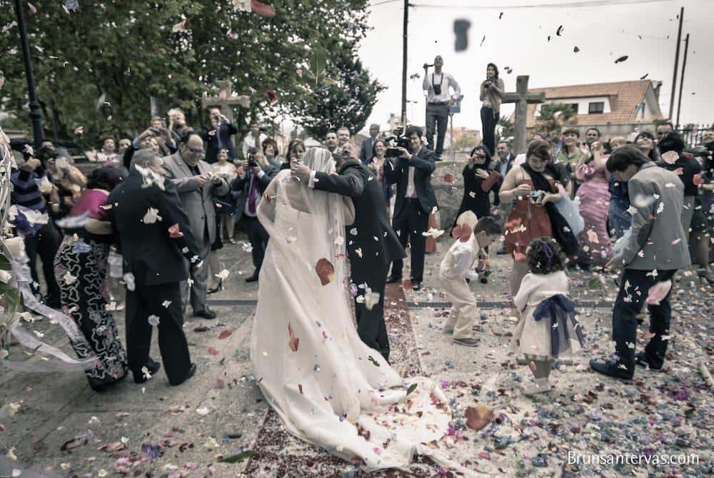 Lluvia de arroz y pétalos a la salida de los novios de la iglesia